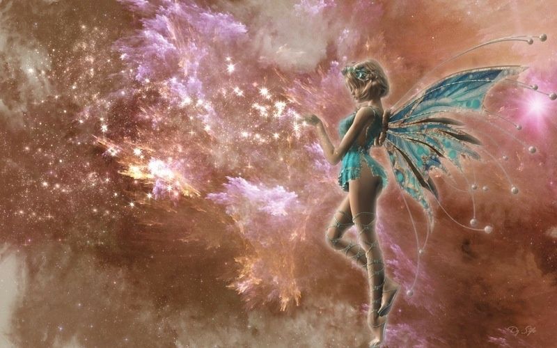 Digitale Collage: Fee mit türkisfarbenen Flügeln vor einem rosa-goldenen Sternennebel