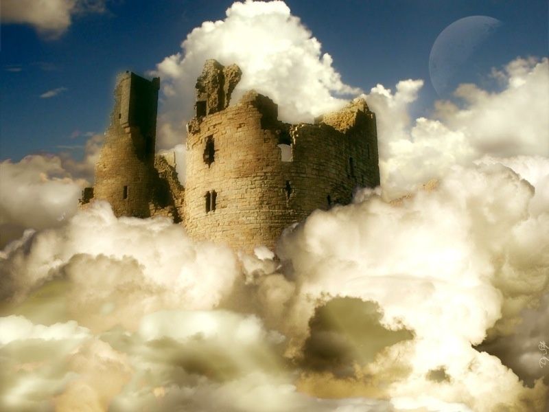 Burgruine, die auf Wolken schwebt, darüber ein blasser Mond