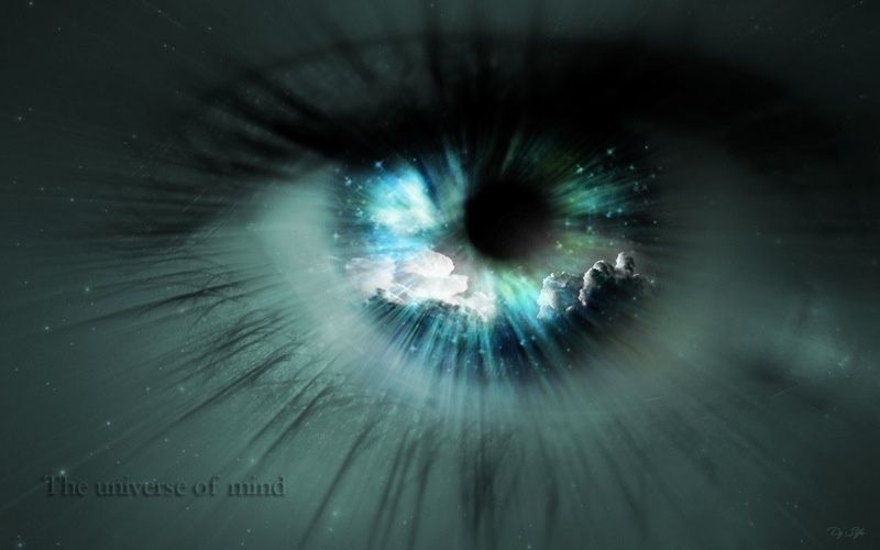Nahaufnahme eines Auges, in dessen Iris Wolken und Licht schweben, mit dem Schriftzug „The universe of mind“