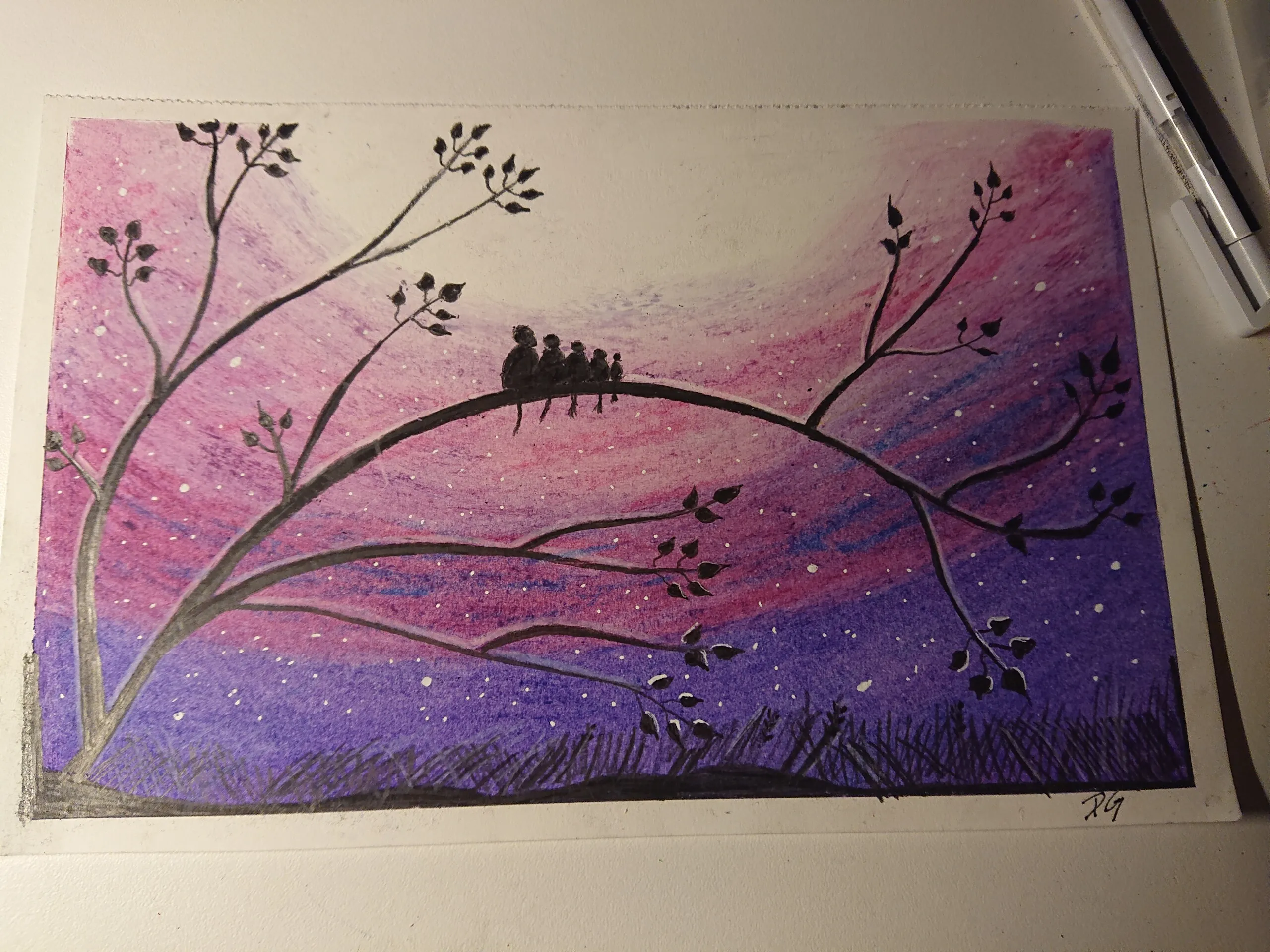 Rosa-violette Landschaft mit Baum und kleinen Vögeln auf einem Ast