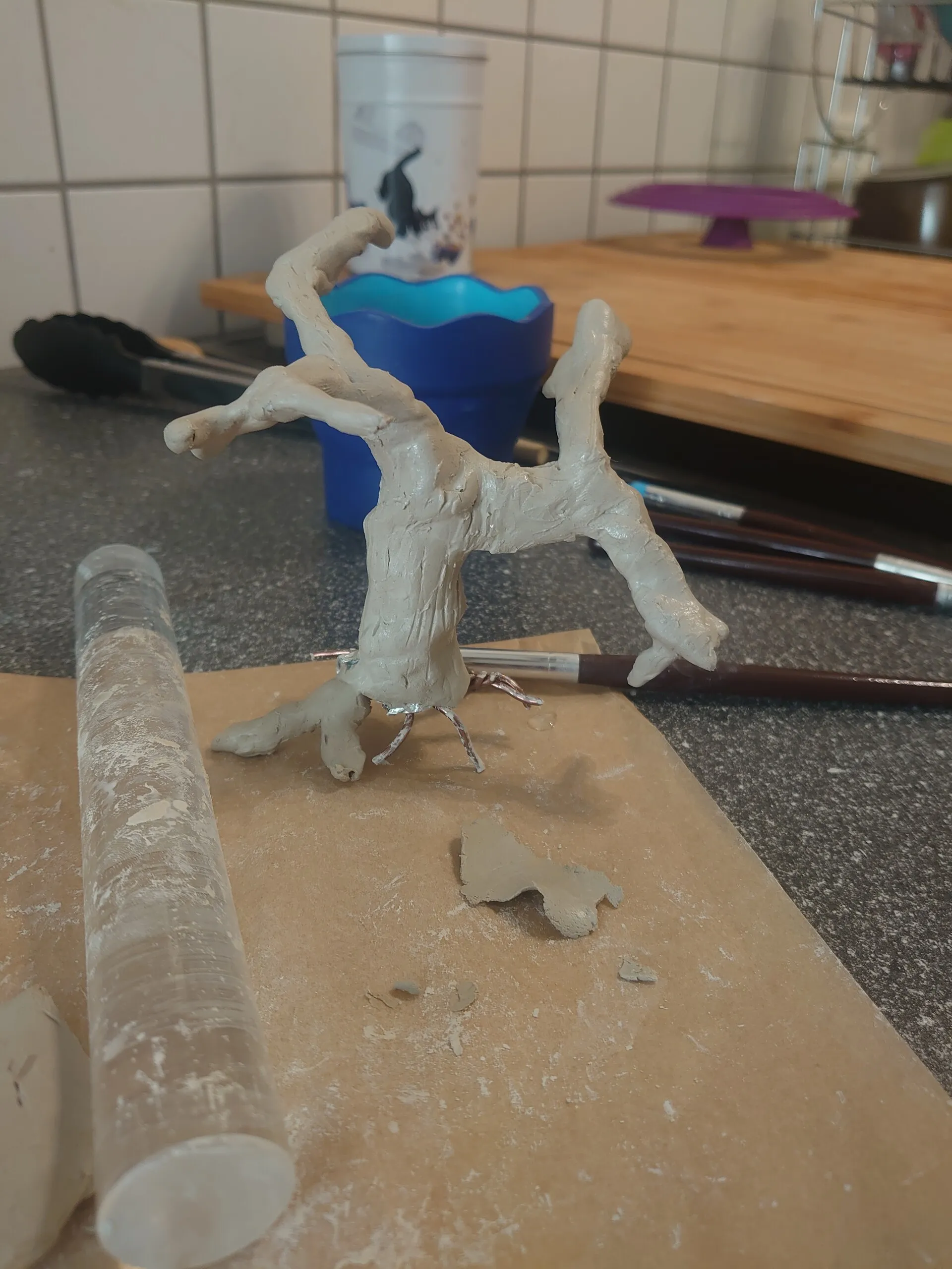 Der Baum mit heller Modelliermasse, daneben das Nudelholz