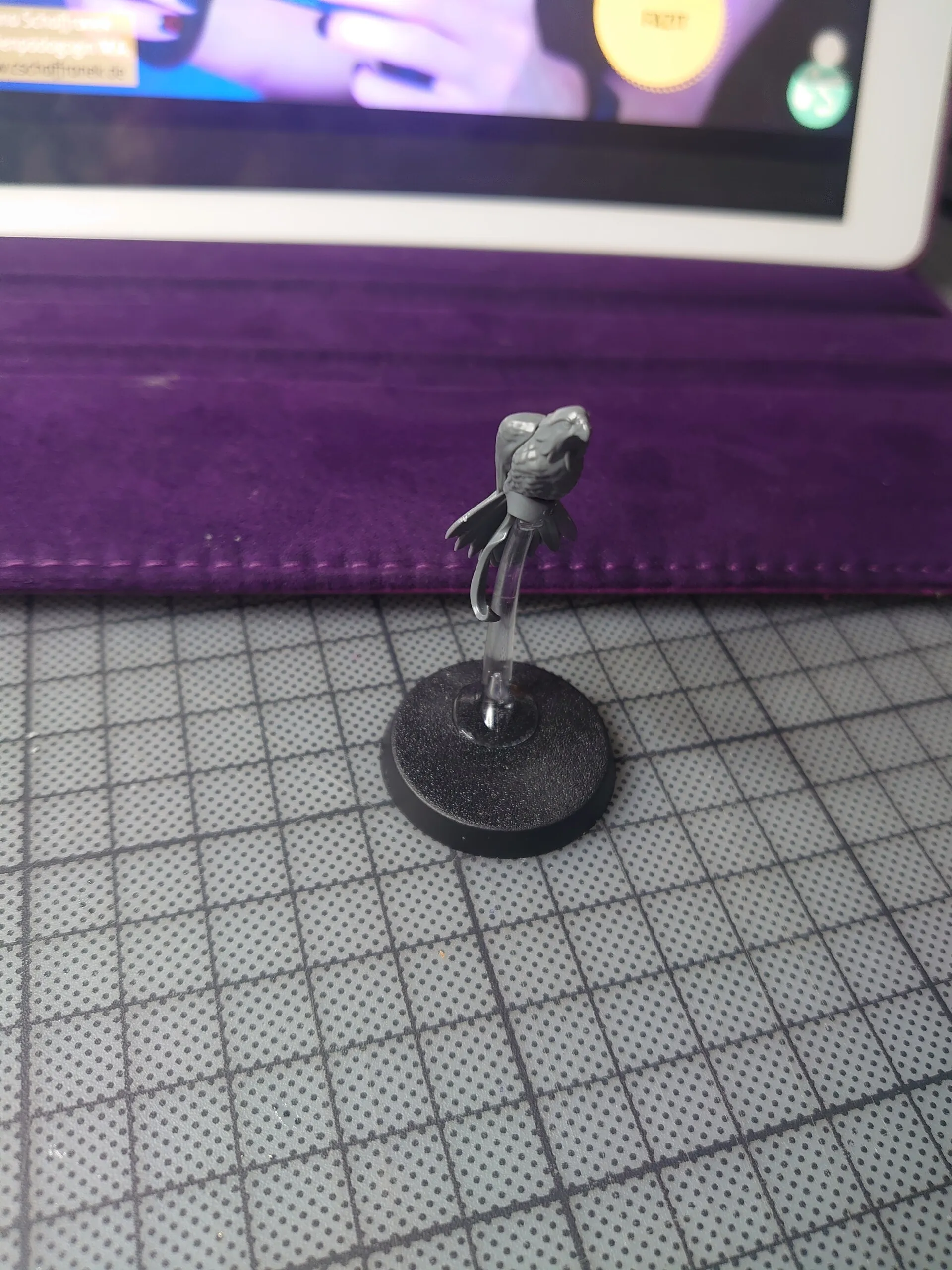 Kleine unbemalte Figur auf einer runden Base