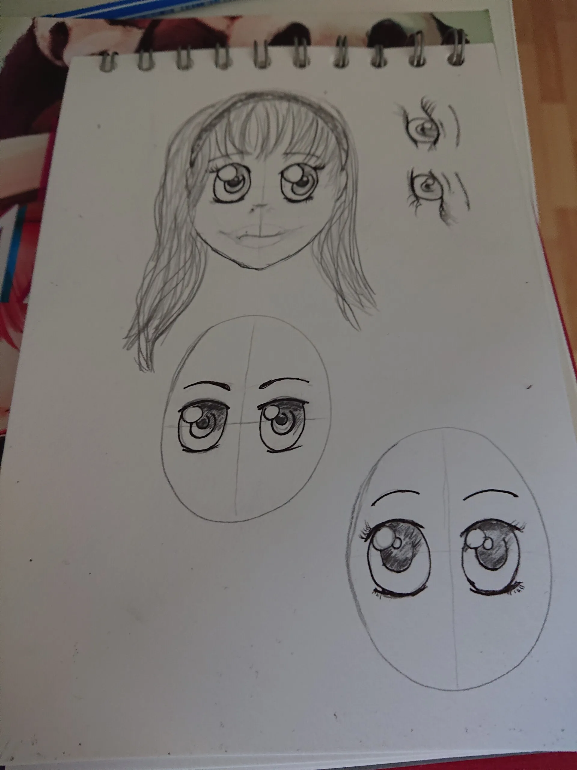 Skizzenblock mit Manga-Gesicht und Augenstudien