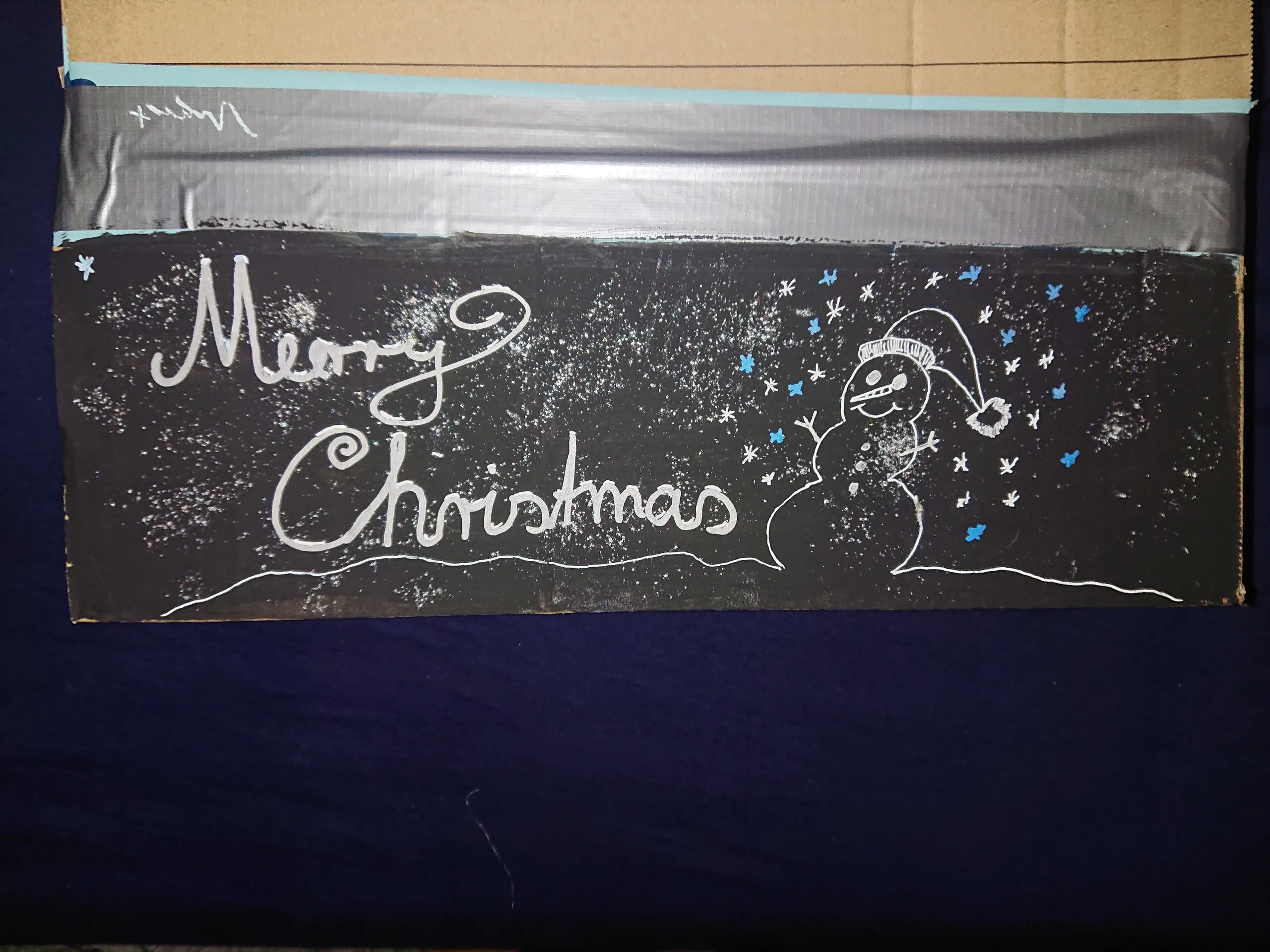 Merry-Christmas-Lettering mit Schneemann und Sternen auf schwarzem Grund