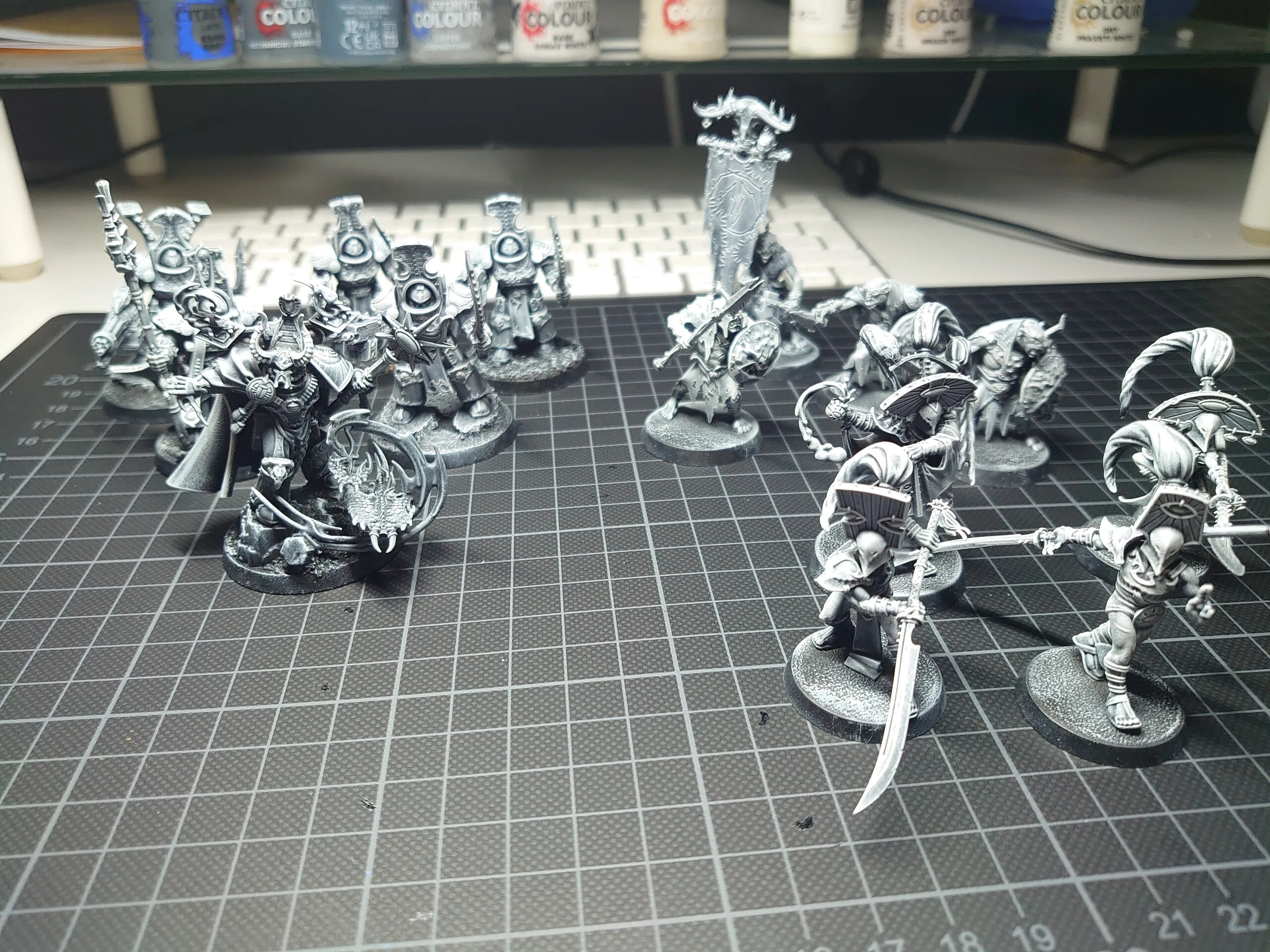 Eine große Gruppe unbemalter Figuren