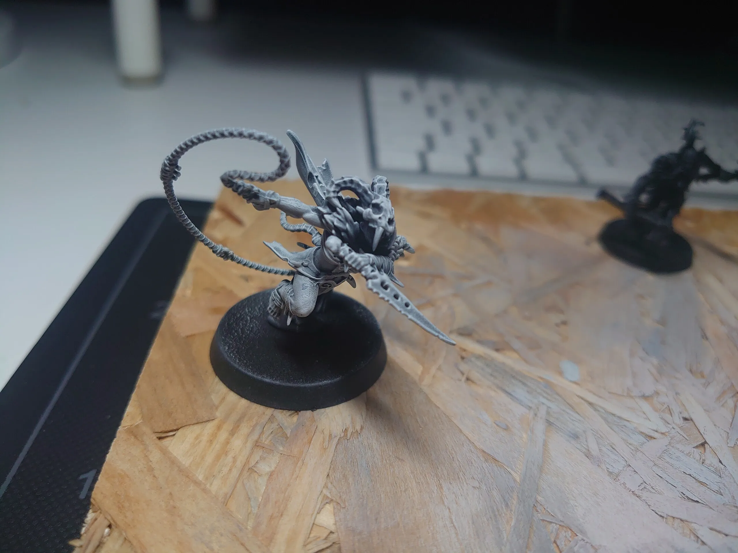 Unbemalte Figur mit schwingender Peitsche