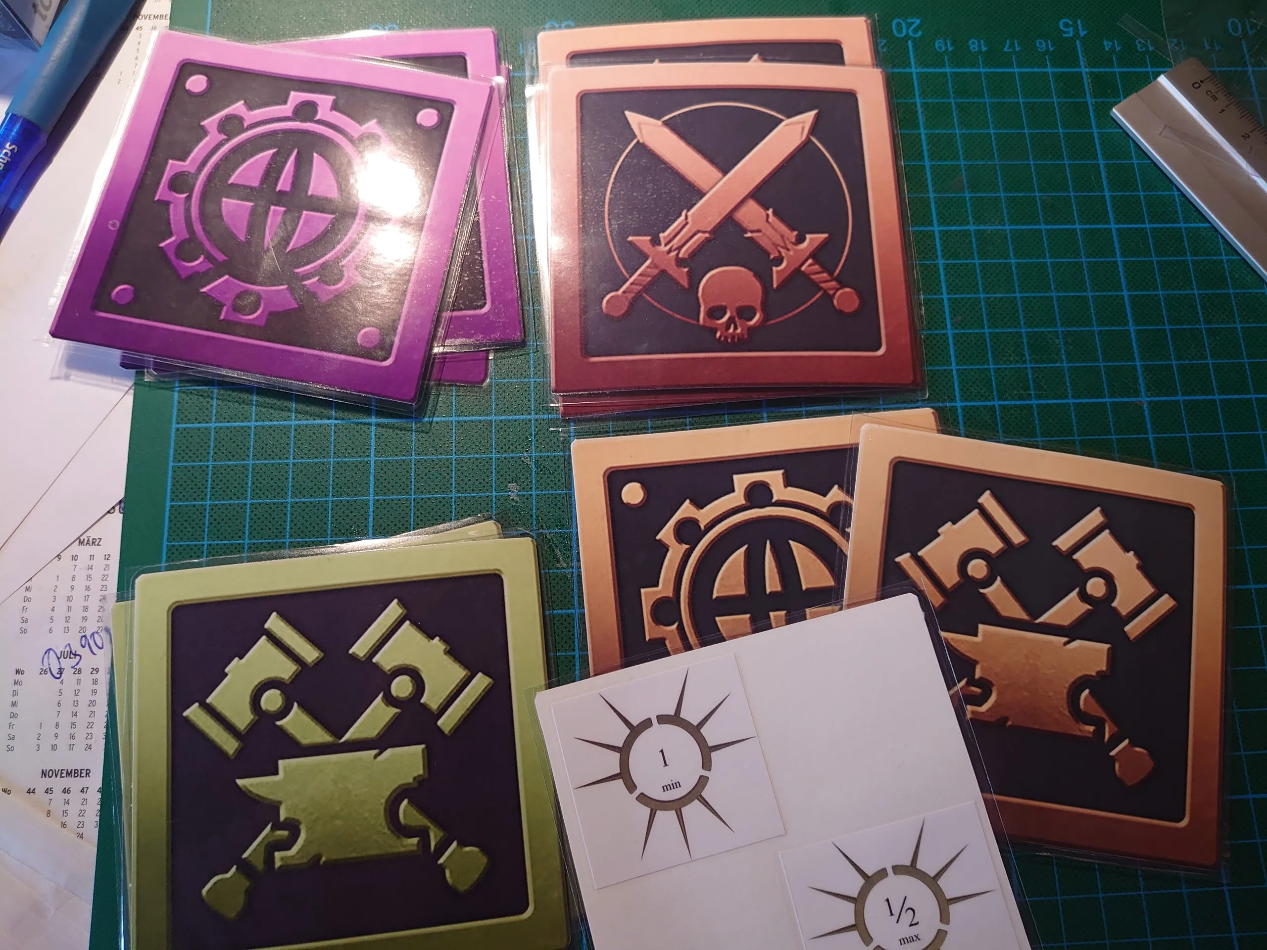Selbstgemachte Spielmarken mit Symbolen in Gold und Violett