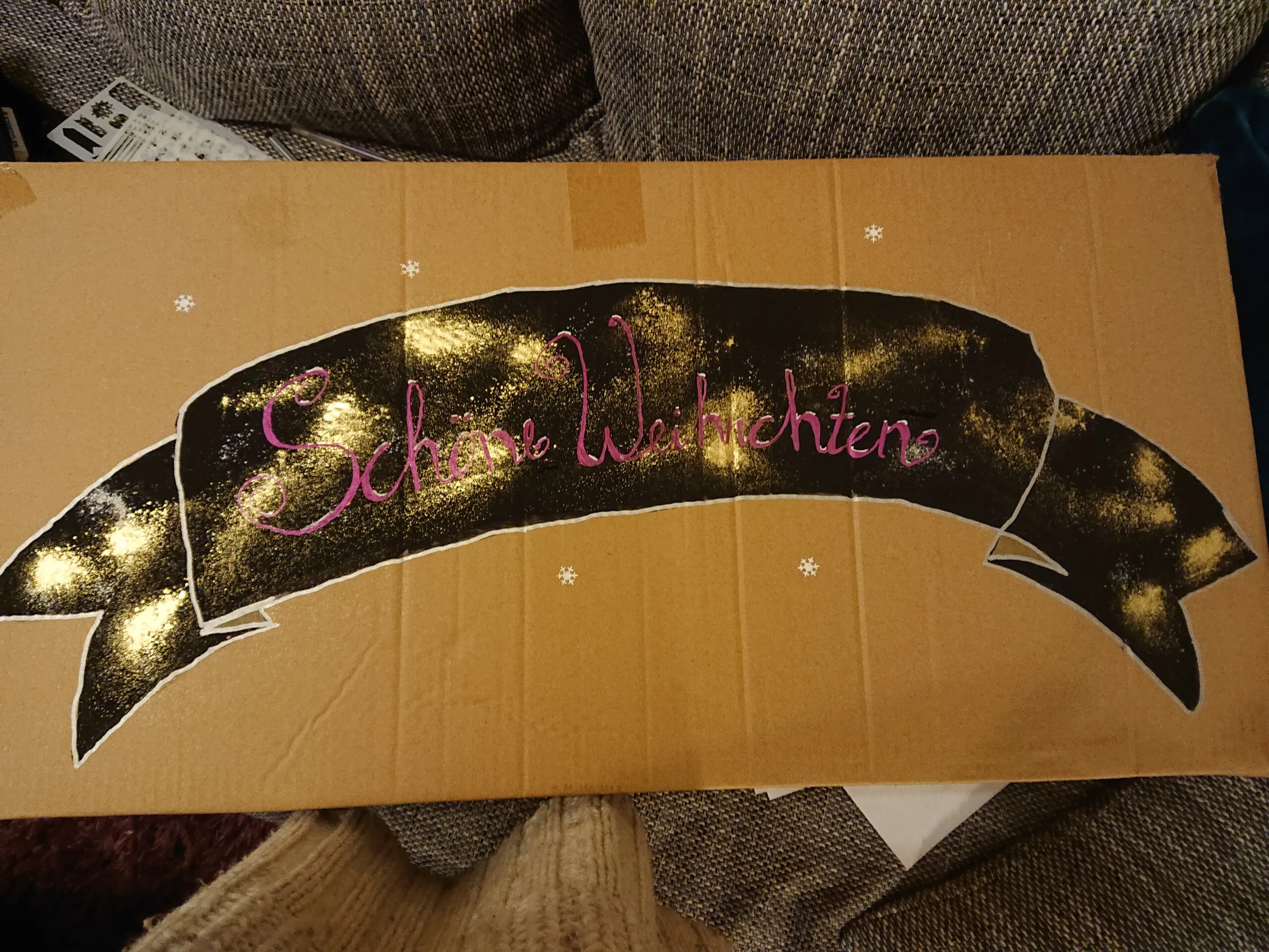 Handgeschriebenes Weihnachts-Lettering auf einem schwarzen Band