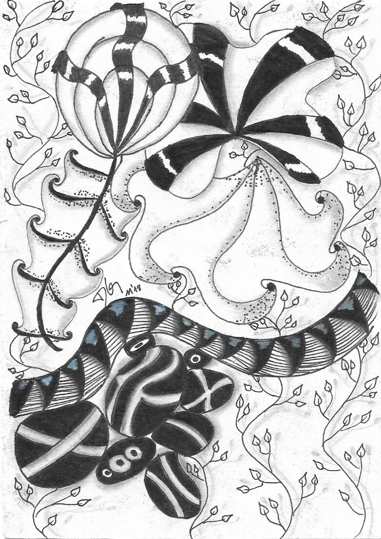 Schwarz-weißes Zentangle mit Blüte, Ranken und gestreiften Formen